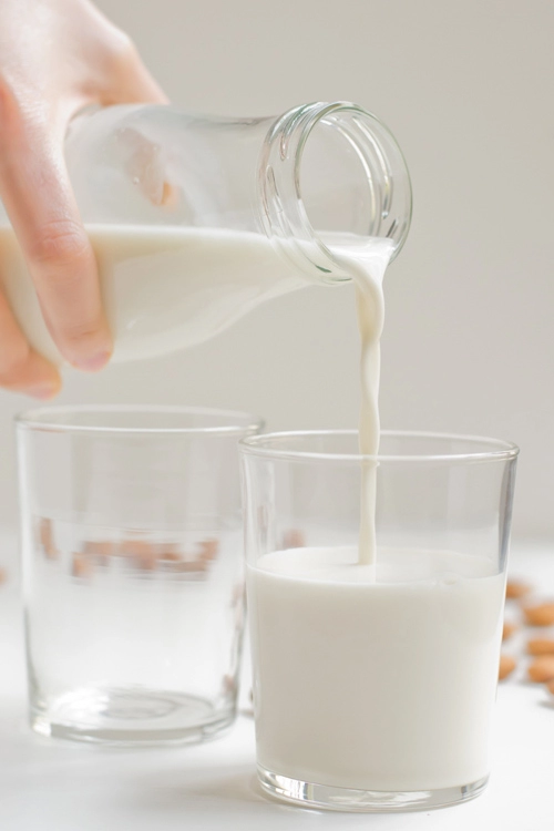 Tự làm sữa hạnh nhân uống mùa hè