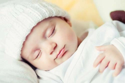 Tư thế nằm ngủ an toàn và nguy hiểm nhất cho trẻ sơ sinh