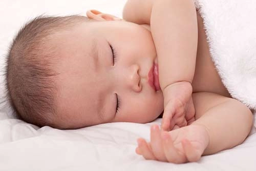 Tư thế nằm ngủ an toàn và nguy hiểm nhất cho trẻ sơ sinh
