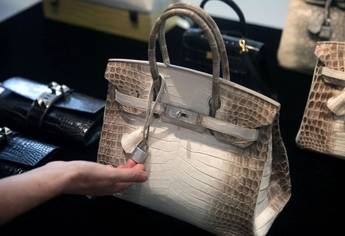 Túi hermes birkin da cá sấu đạt kỷ lục hơn 300000 usd đấu giá