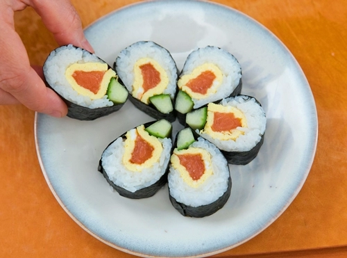 Tuyệt ngon với sushi cá hồi tự làm
