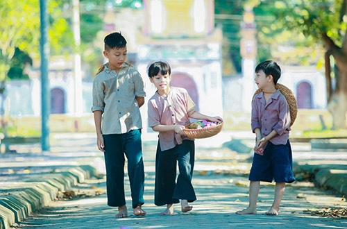 Vẻ đẹp trong trẻo của bé gái hà thành bên sen đầu mùa