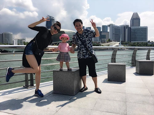 Vợ chồng trang nhung tình cảm bên con gái ở singapore