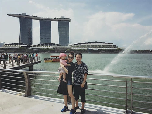 Vợ chồng trang nhung tình cảm bên con gái ở singapore