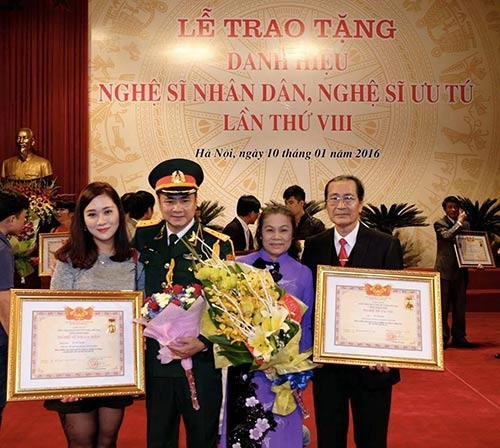 Vợ tự long kể chuyện chăm con ngày tết khi chồng bận táo quân