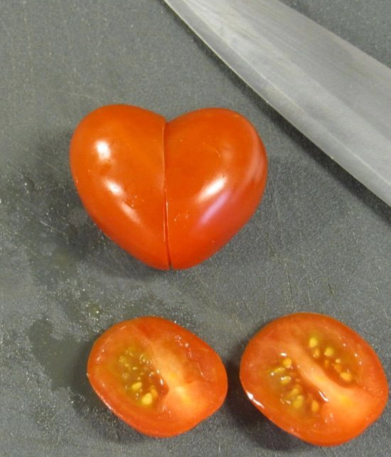 Xếp cà chua hình trái tim cho valentine trong 1 phút