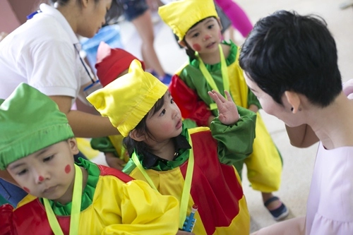 Xuân lan tô son làm điệu cho con gái tại trường mầm non