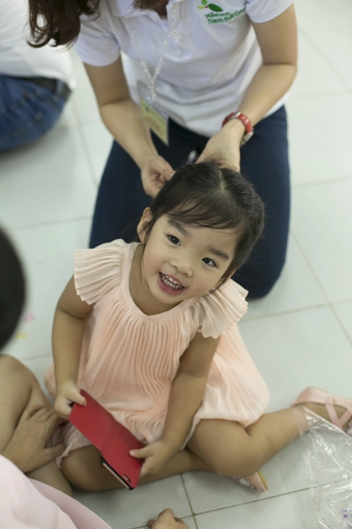 Xuân lan tô son làm điệu cho con gái tại trường mầm non