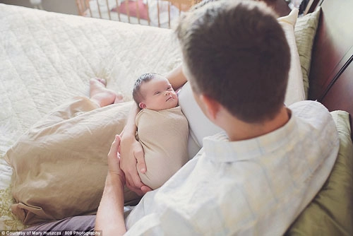 Xúc động cha mẹ đón con ung thư chào đời mà không cứu được