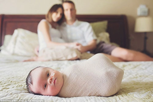 Xúc động cha mẹ đón con ung thư chào đời mà không cứu được