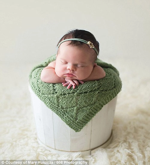 Xúc động cha mẹ đón con ung thư chào đời mà không cứu được