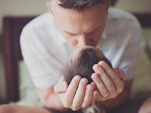 Xúc động cha mẹ đón con ung thư chào đời mà không cứu được