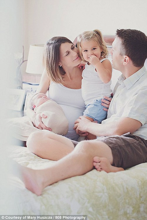 Xúc động cha mẹ đón con ung thư chào đời mà không cứu được