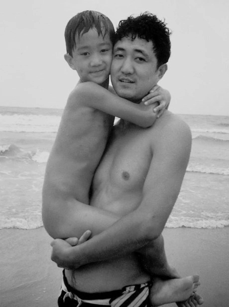 Xúc động với bức ảnh cuối trong bộ ảnh 30 năm bố và con trai