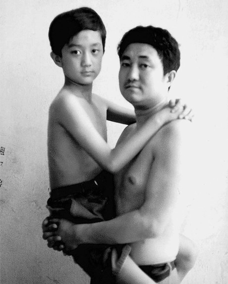 Xúc động với bức ảnh cuối trong bộ ảnh 30 năm bố và con trai