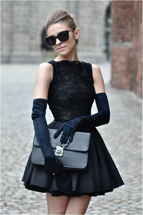 10 cách mặc đẹp với chiếc váy đen huyền thoại