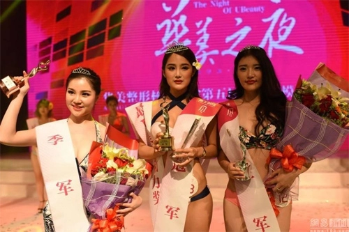 12 cô gái khoe vòng 1 sexy trong cuộc thi ngực đẹp
