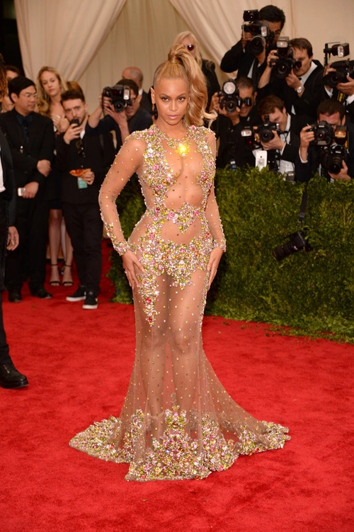 3 mẫu váy xuyên thấu bỏng mắt tại met gala 2015