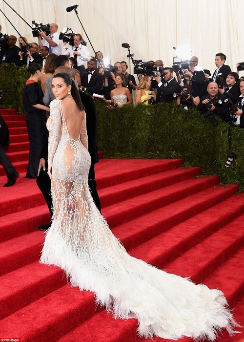 3 mẫu váy xuyên thấu bỏng mắt tại met gala 2015