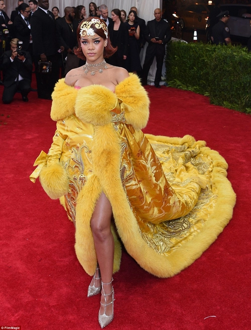 3 mẫu váy xuyên thấu bỏng mắt tại met gala 2015