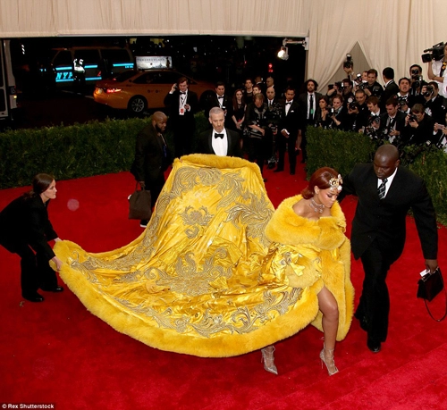 3 mẫu váy xuyên thấu bỏng mắt tại met gala 2015