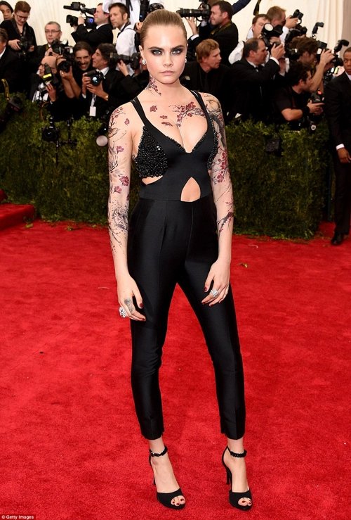 3 mẫu váy xuyên thấu bỏng mắt tại met gala 2015