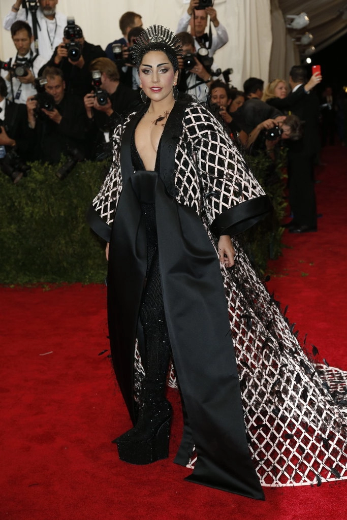 3 mẫu váy xuyên thấu bỏng mắt tại met gala 2015