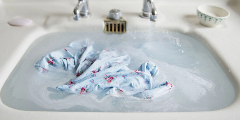 5 sai lầm các mẹ thường mắc phải khi giặt quần áo bằng tay