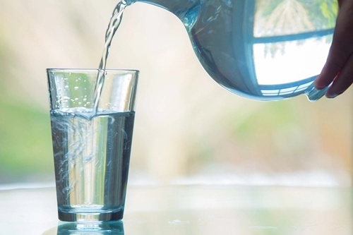 8 lý do bất ngờ khiến lúc nào bạn cũng thấy khát khô cổ họng