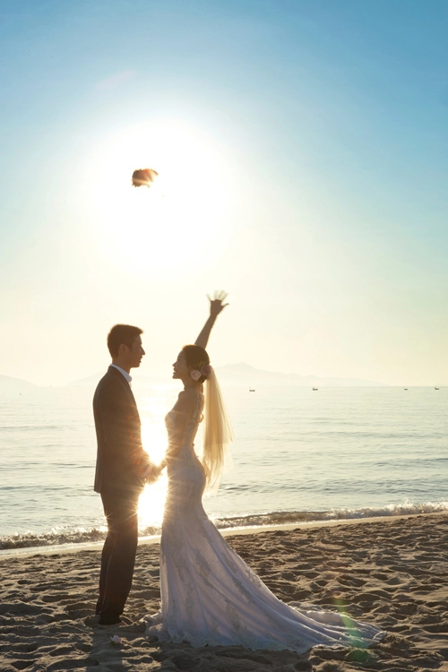 Á hậu diễm trang tung ảnh cưới lãng mạn bên bờ biển