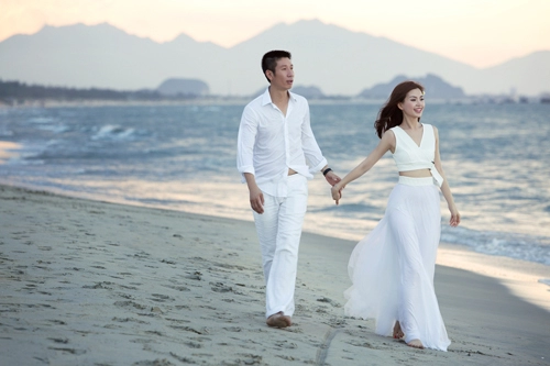 Á hậu diễm trang tung ảnh cưới lãng mạn bên bờ biển