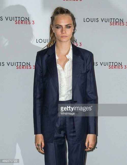 Cara delevingne gây chú ý tại london fashion week