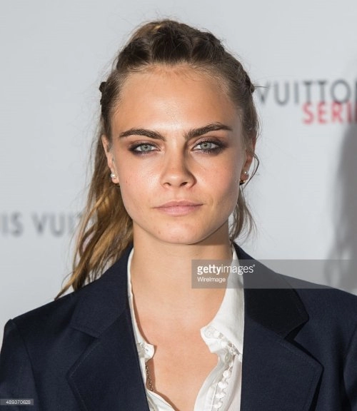 Cara delevingne gây chú ý tại london fashion week