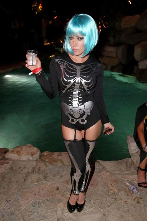Chân dài 36 tuổi nổi nhất halloween với váy mỏng tang