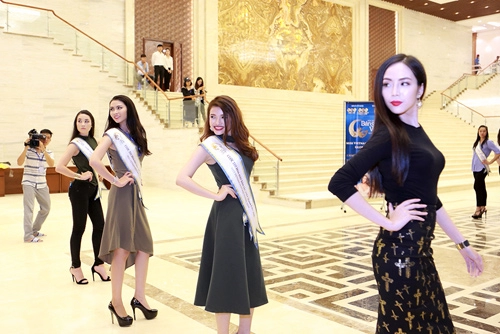 Chuyên gia mỹ dạy thí sinh hoa hậu bản sắc việt đi catwalk