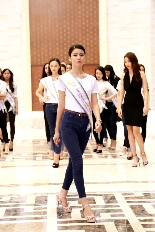 Chuyên gia mỹ dạy thí sinh hoa hậu bản sắc việt đi catwalk