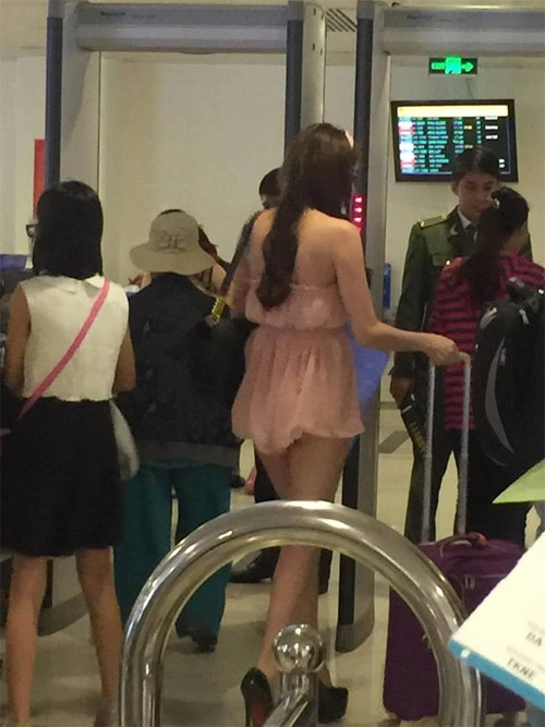 Cô gái mặc váy ngắn như áo tại sân bay tân sơn nhất