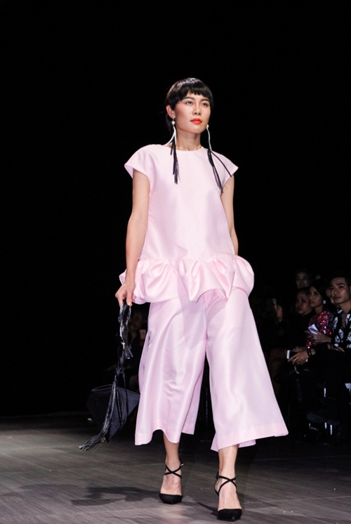 Dàn mẫu hóa quý cô thanh lịch trên sàn catwalk