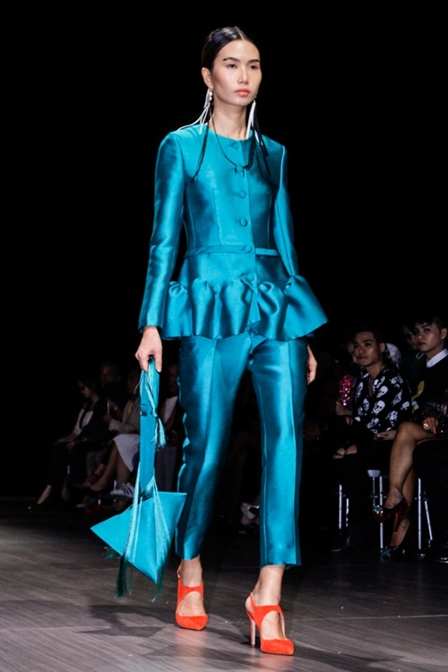 Dàn mẫu hóa quý cô thanh lịch trên sàn catwalk