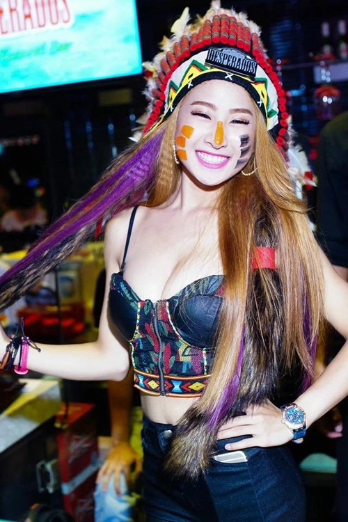 Dj oxy chăm sóc ngực bằng kem dưỡng giá 11 triệu đồng