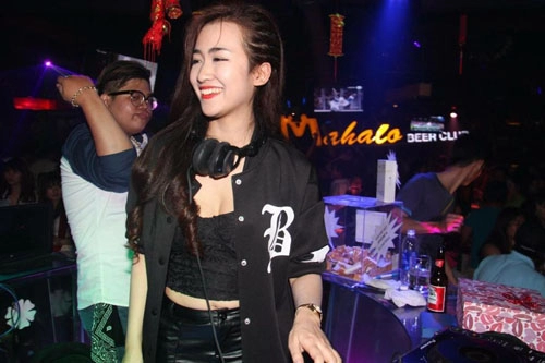 Dj trang moon mặc đồ hợp với sơn tùng m-tp không khó