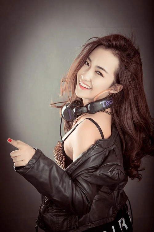 Dj trang moon mặc đồ hợp với sơn tùng m-tp không khó