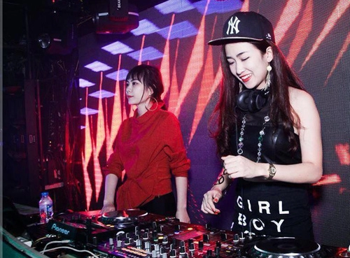 Dj trang moon mặc đồ hợp với sơn tùng m-tp không khó