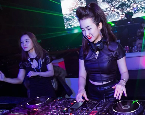 Dj trang moon mặc đồ hợp với sơn tùng m-tp không khó