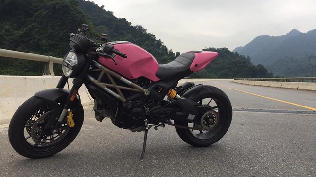 Ducati monster 1100 evo đầy nổi bật với bộ cánh hồng cá tính
