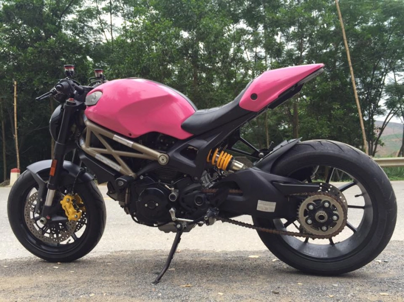 Ducati monster 1100 evo đầy nổi bật với bộ cánh hồng cá tính