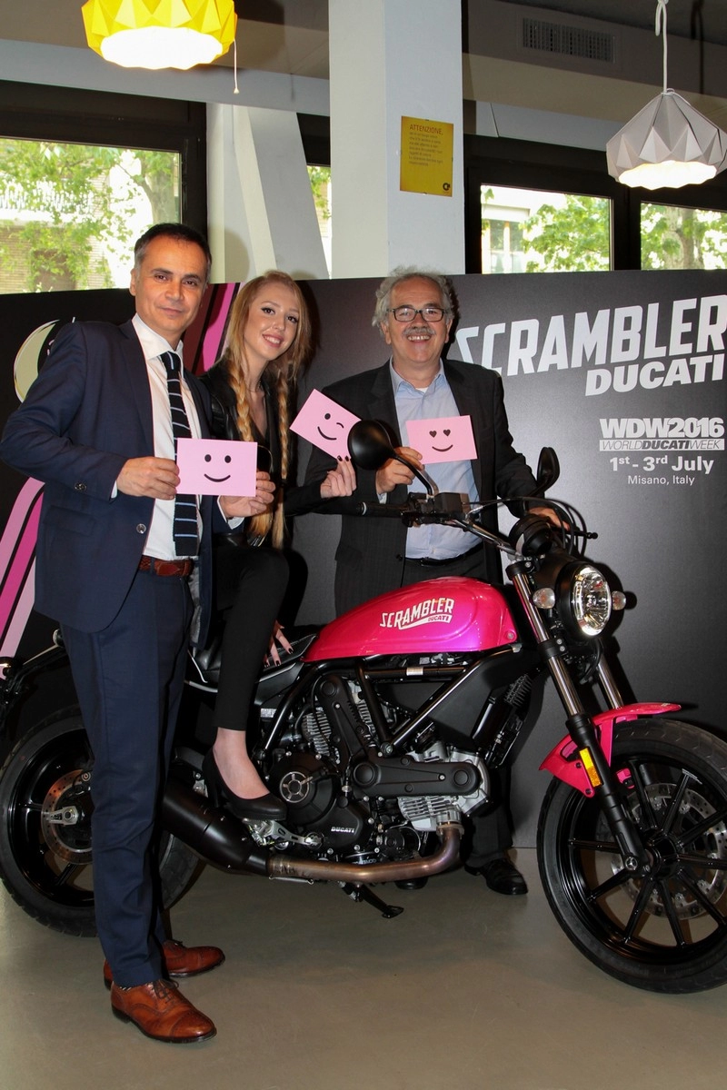 Ducati ra mắt scrambler sixty2 phiên bản màu hồng đầy ấn tượng