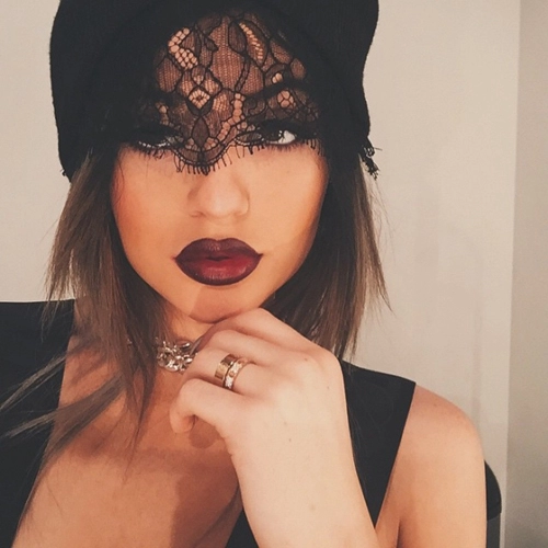 Em gái 17 tuổi của kim kardashian thừa nhận bơm môi