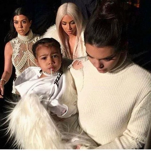 Gia đình kardashian thống trị new york với show của kanye west