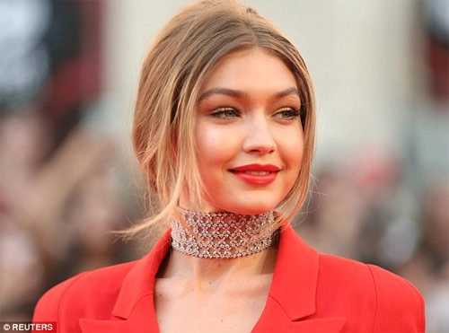 Gigi hadid mặc áo khoét sâu quần xẻ tà trên thảm đỏ